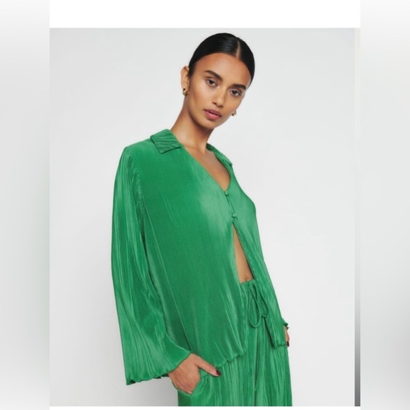 Reformation Tops - Reformation Laylin Plisse Green Oversized . Size M